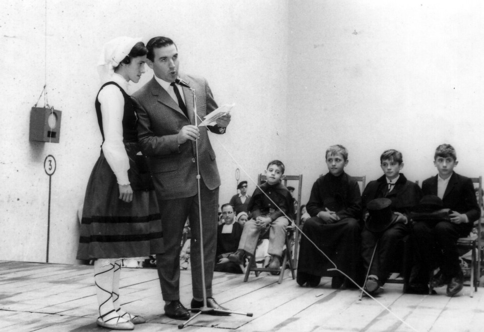 Joxe Mari, haurren jaialdi batean. Zarautzen, 1963an. Argazkia: EiTB