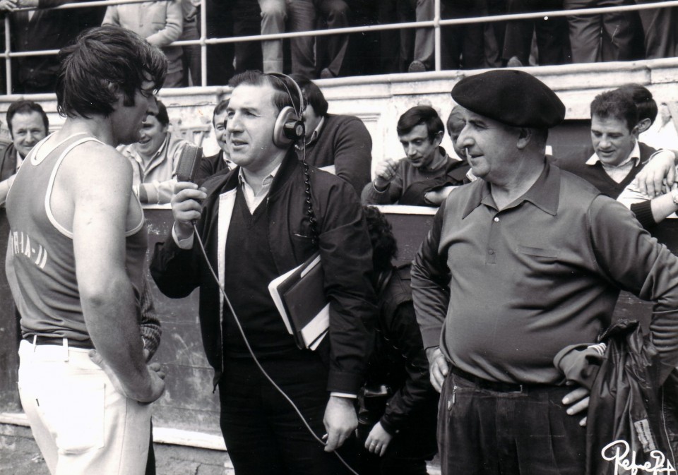 Zezen plazan, Jose Ignazio Orbegozo 'Arria II.a' elkarrizketatzen. Azpeitian, 1981ean. Argazkia: EITB