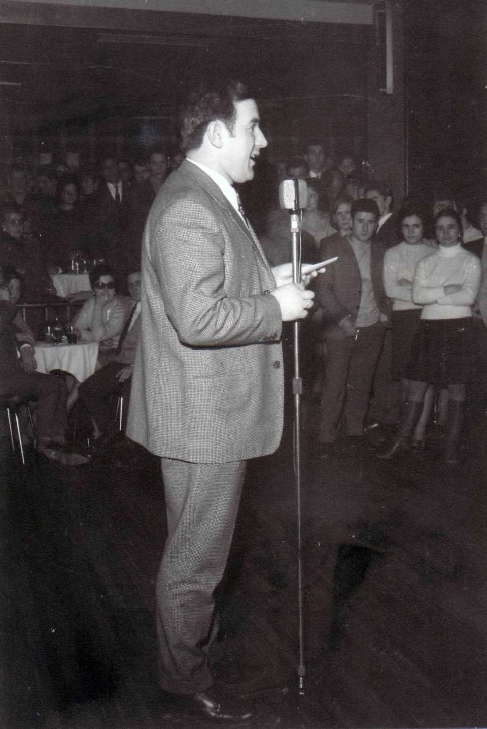 Irratirako hizketan. Bergaran, 1969an. Argazkia: EiTB