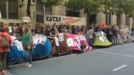 Diversos colectivos acampan ante la sede de Kutxa