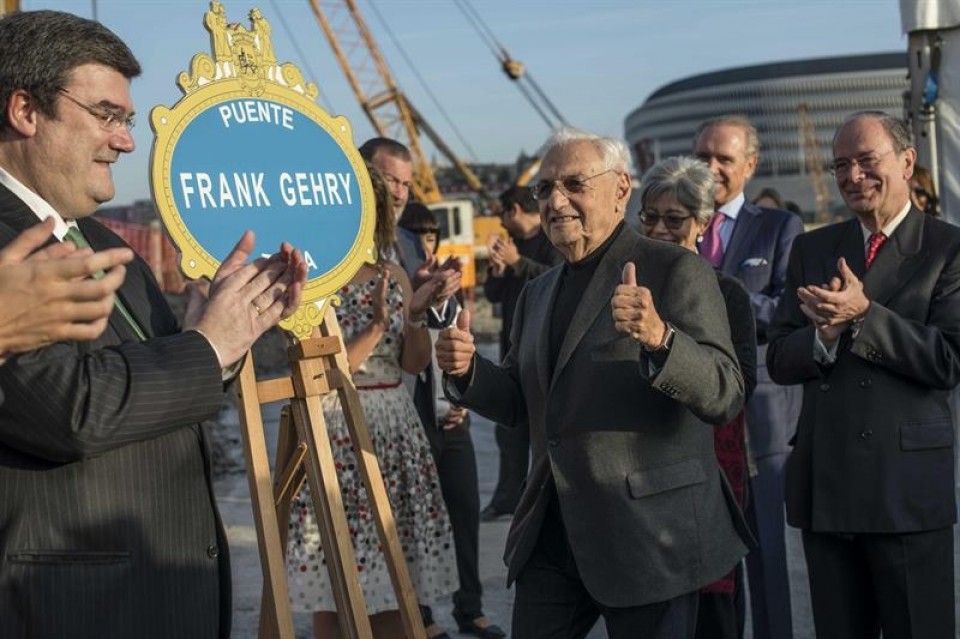 Frank Gehryk bere izena izango duen zubiaren lehen harria jarri du. Argazkia: EFE