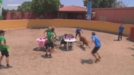 Las gemelas ganan a Juanito y Julen en el duelo de la vaquilla