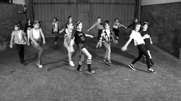 ''Jump'' koreografian 46 lagunen parte-hartzea!