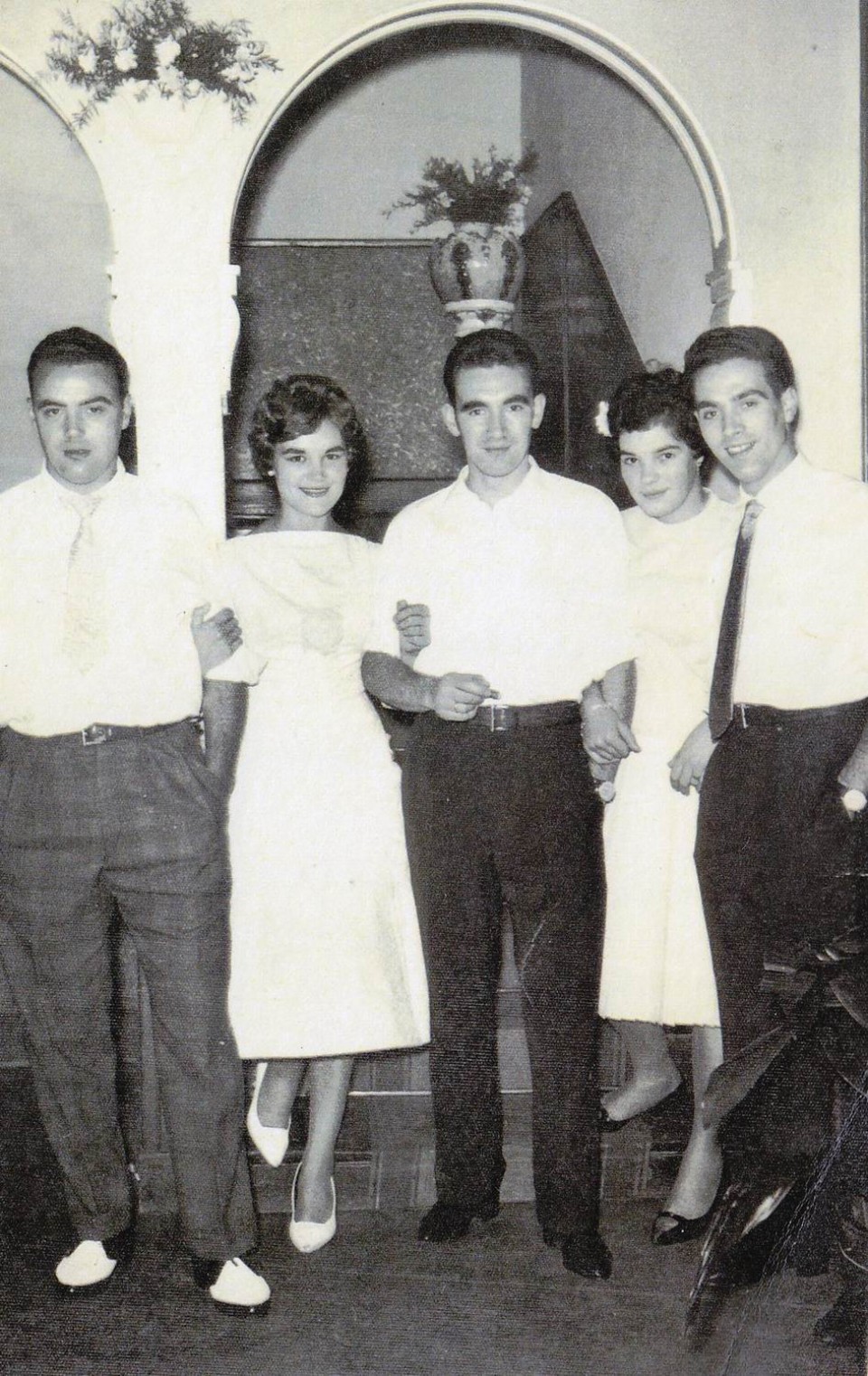 Luziano bere anai-arreba Pedro, Mari Carmen, Luis eta Laurarekin, Mari Carmenen ezkontzan. Loiola, 1959. Argazkia: EiTB