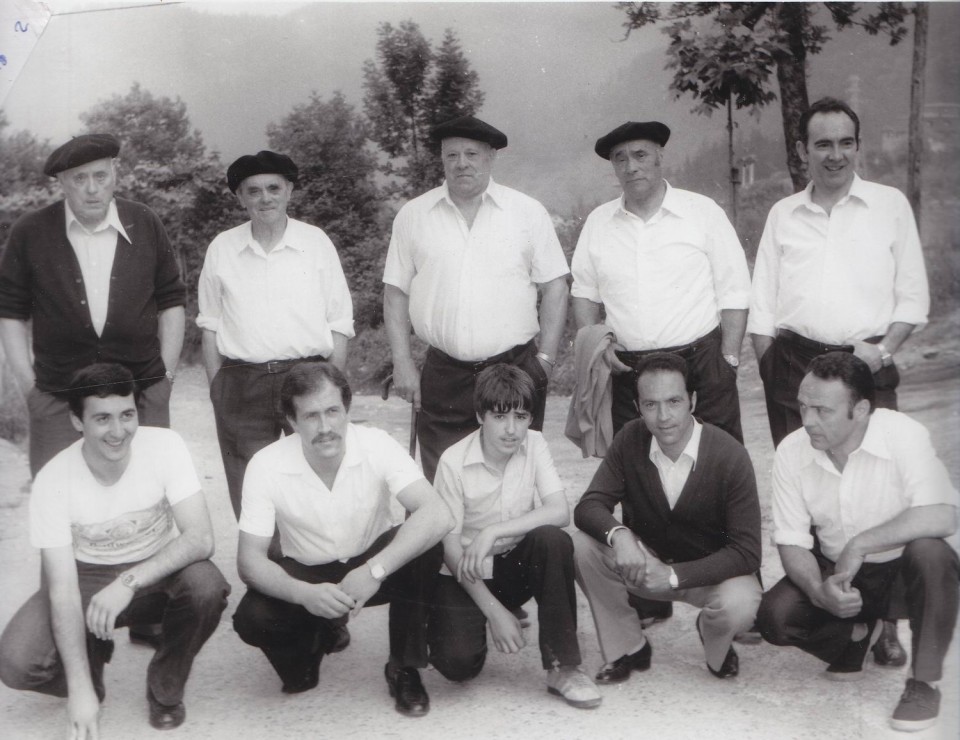 Luziano, Atano sendiko pilotariekin. Azkoitia, 1976. Argazkia: EiTB