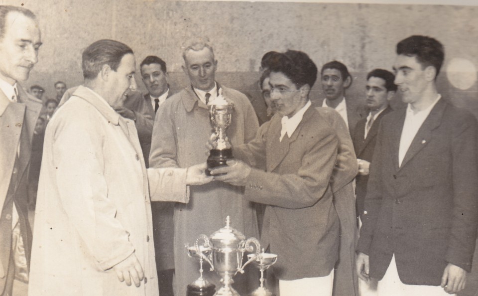 Luziano, Luis anaiarekin, irabazle kopa jasotzen. Legazpi, 1950. Argazkia: EiTB