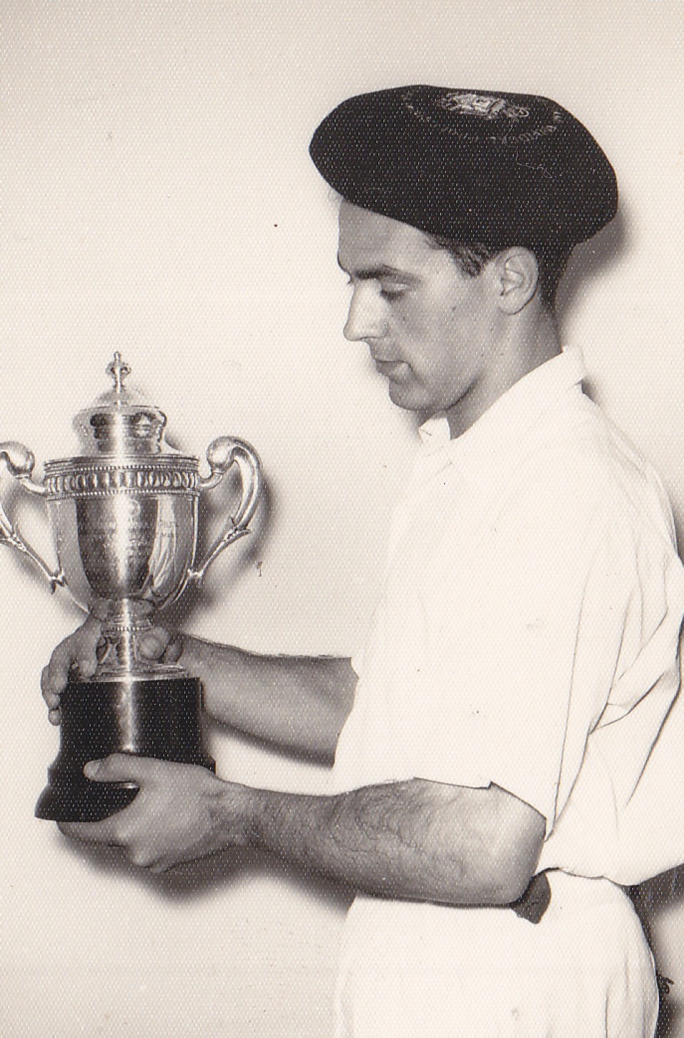 Luziano, Iñaki Elgearen aurka bigarren mailako txapela irabazi berritan. Eibar, 1961. Argazkia: EiTB