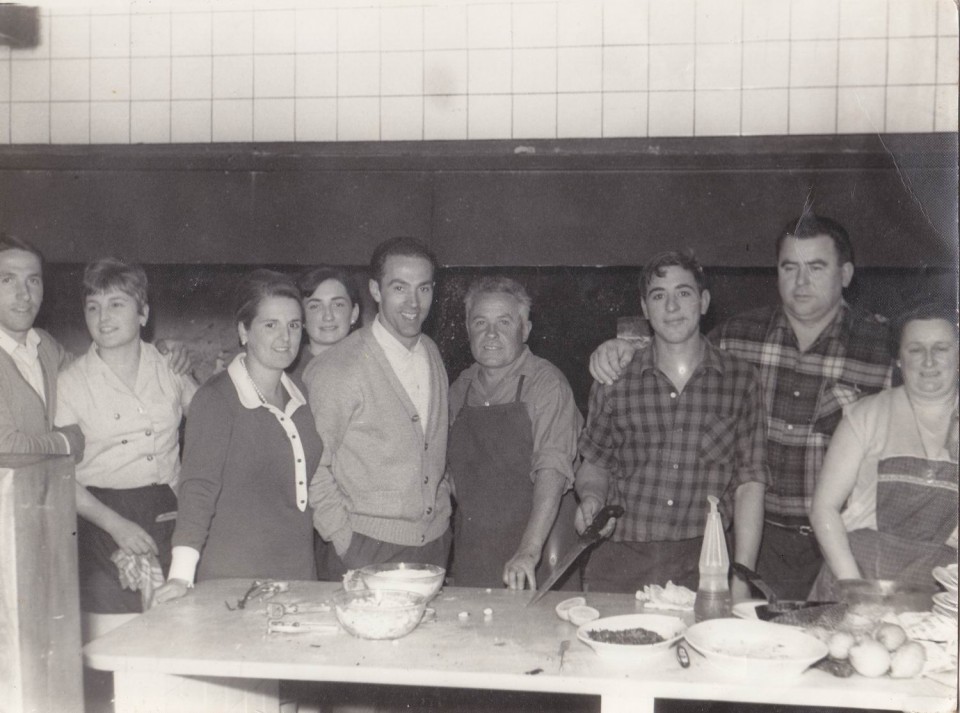 Luziano Atamix jatetxean, Ignaciarekin eta jatetxeko lantaldearekin; tartean, Jose Joakin Mitxelena eta Jose Penela. Oiartzun, 1973. Argazkia: EiTB