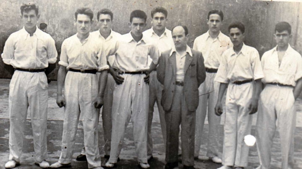 Azkoitiko pilotalekuan, herriko beste gazte pilotariekin. Azkoitia, 1940ko hamarkada. Argazkia: EiTB