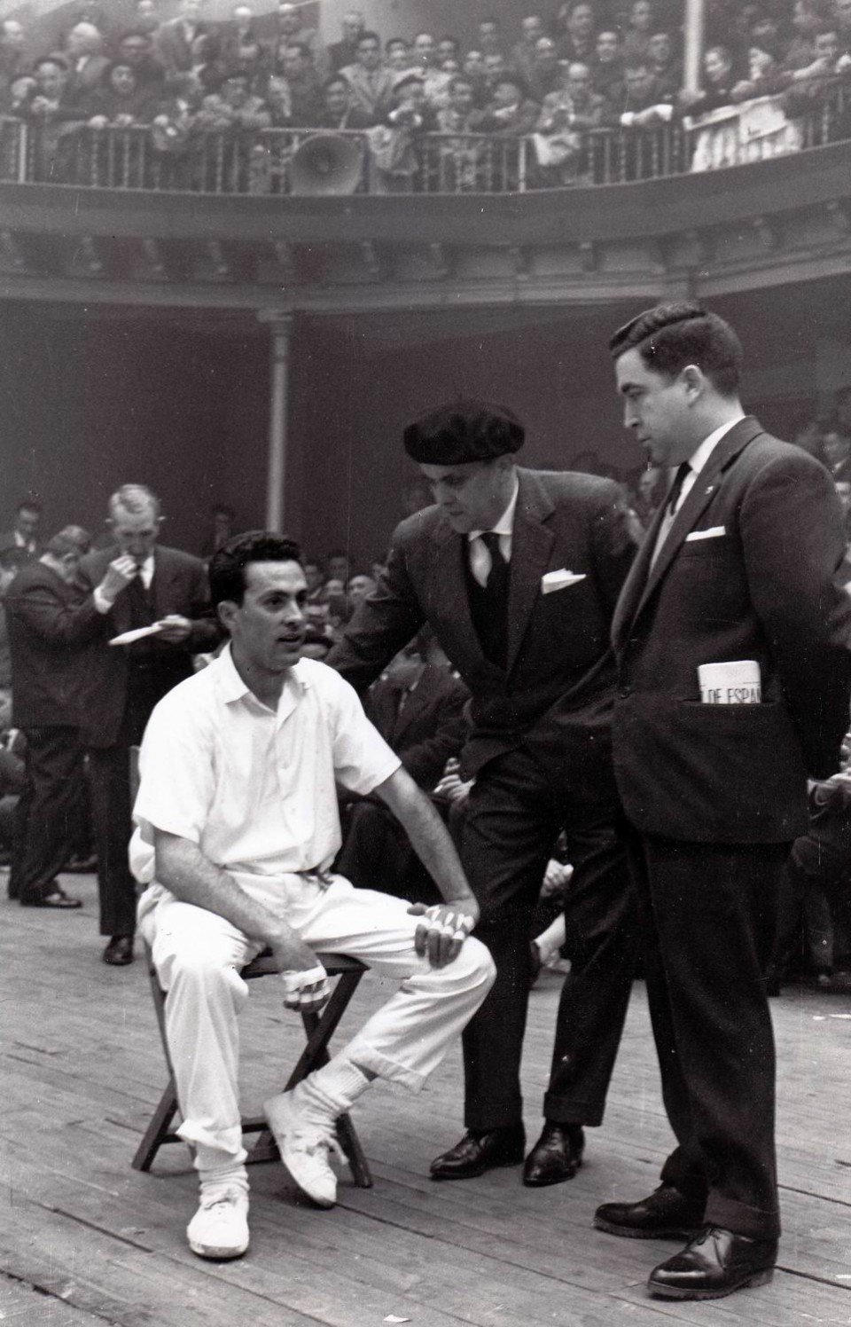 Luziano, Atano III.a botilero duela, buruz buruko finalean. Eibar, 1966. Argazkia: EiTB