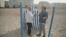 Karlos Arguiñanon muestra a Ander la entrada secreta a su restaurante, en la playa de Zarautz.