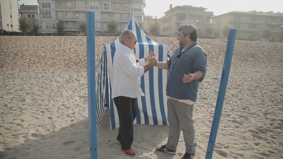 Bere jatetxearen sarrera sekretua erakutsi dio Karlos Arguiñanok Anderri, Zarauzko hondartzan.