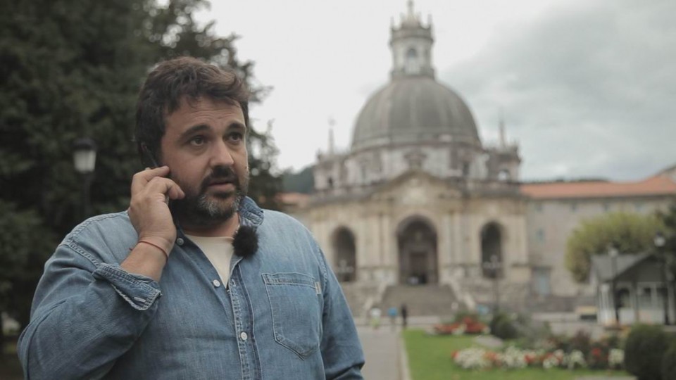 Ander Aita Santuarekin telefonoz hitz egiten, Loiolako santutegian.