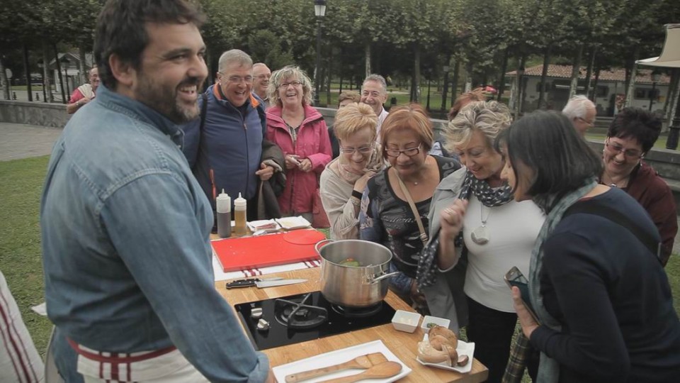Ander, Loiolako santutegian janaria prestatzen.