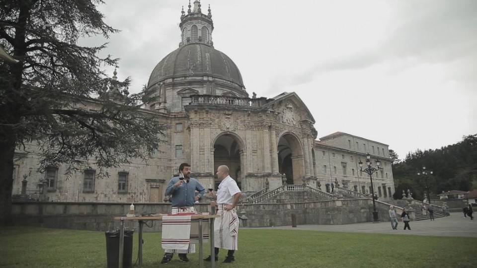 Loiolako santutegian janaria prestatzen.