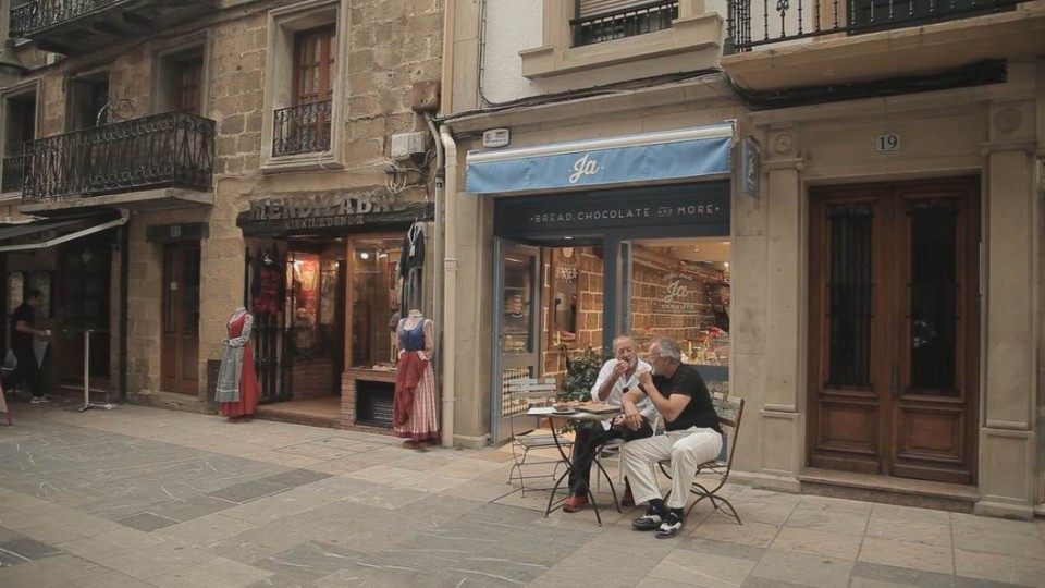 Ramon eta Karlos Arguiñano, azken honen semearen okindegiaren kanpoaldean.