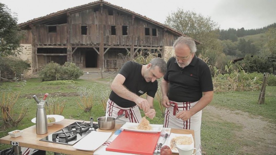 Igartubeiti baserrian, Ezkio-Itxason, janaria prestatzen.