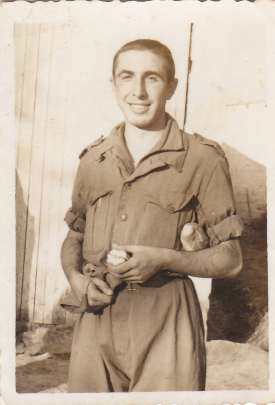 Luis Iriondo en el servicio militar. Donostia, 1952