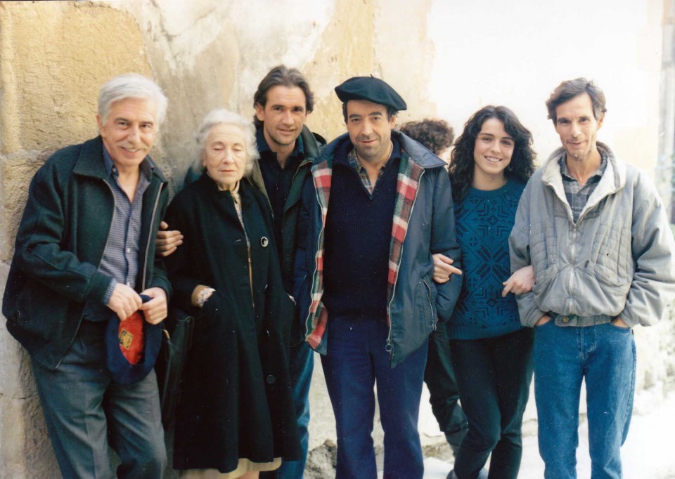 Luis Iriondo con los actores del film  “Kareletik”. 1987