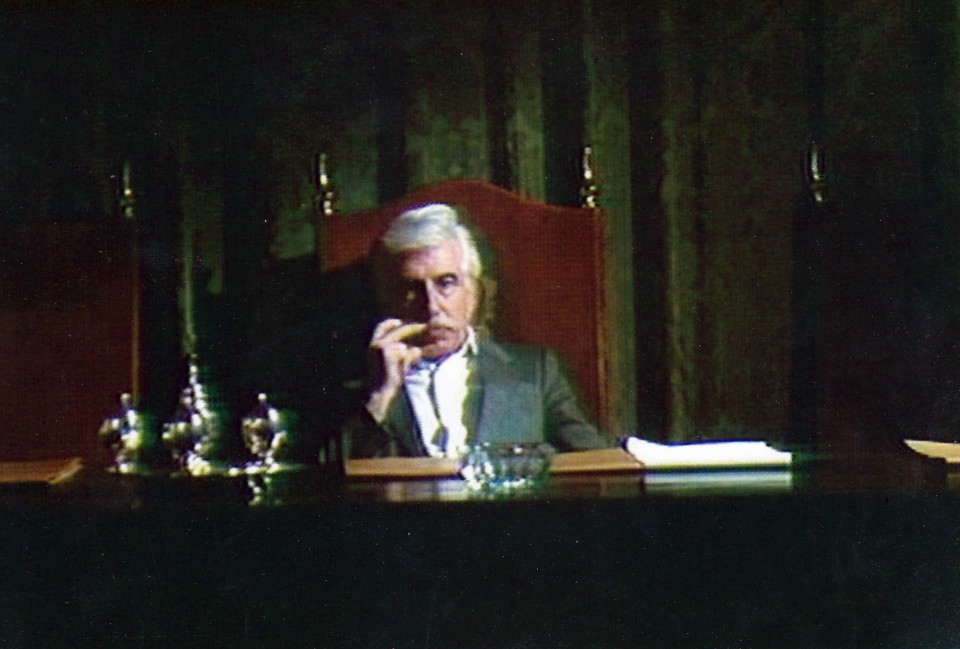 Luis Iriondo haciendo de juez en la película \