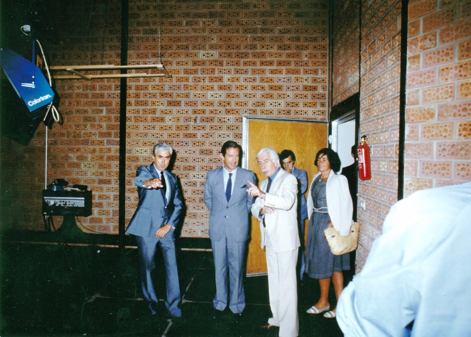 Luis Iriondo, Karlos Garaikoetxea, Andoni Arizaga y Begoña Ezpeleta en los recién inaugurados platós de Euskal Telebista de Yurreta. 1983