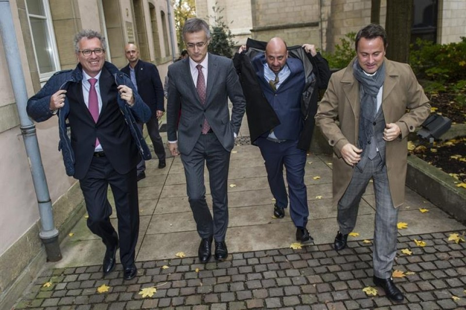 El primer ministro de Luxemburgo, Xavier Bettel, el primero por la derecha. Foto: EFE