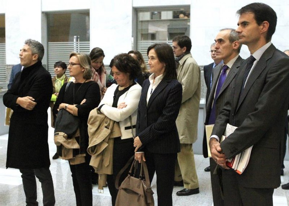 Grande-Marlaska (i) y Pablo Ruz (d), algunos de los jueces que han asistido al homenaje a Lidón. EFE