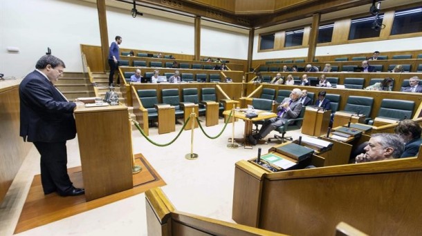 Pleno monográfico sobre paro y pobreza en el Parlamento Vasco. Foto: EFE