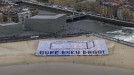 Mosaico por el derecho a decidir en la playa de La Zurriola