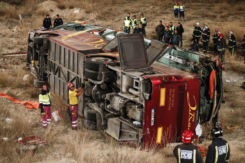 Larunbatean izandako autobus-istripuan 14 lagun hil ziren. Argazkia: EFE