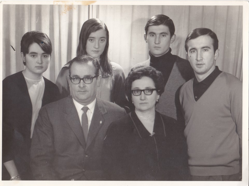 Iñaki, guraso eta anaia-arrebekin. Deba, 1964