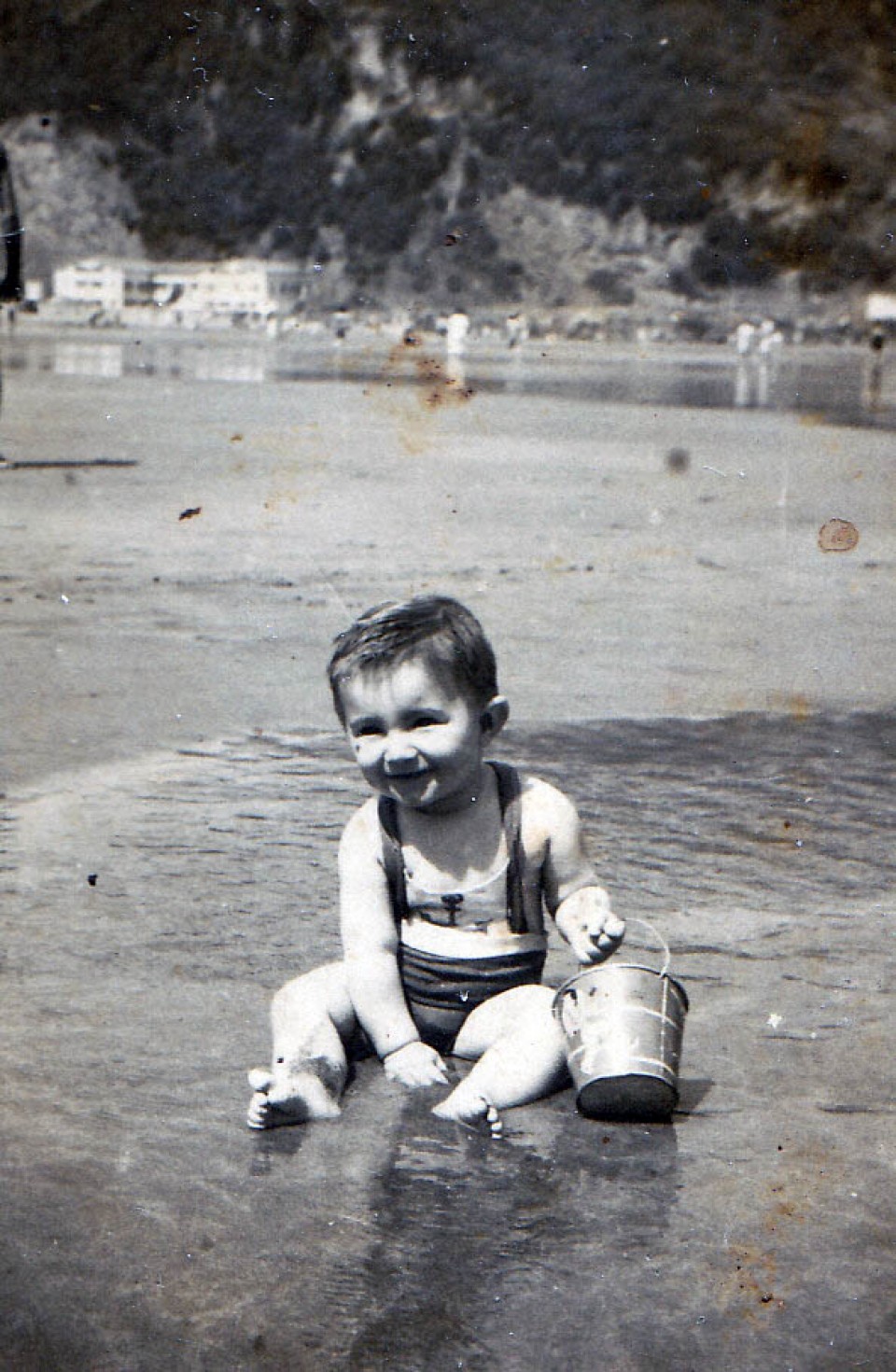 Iñaki, hondartzan. Deba, 1949ko uztailaren 10a