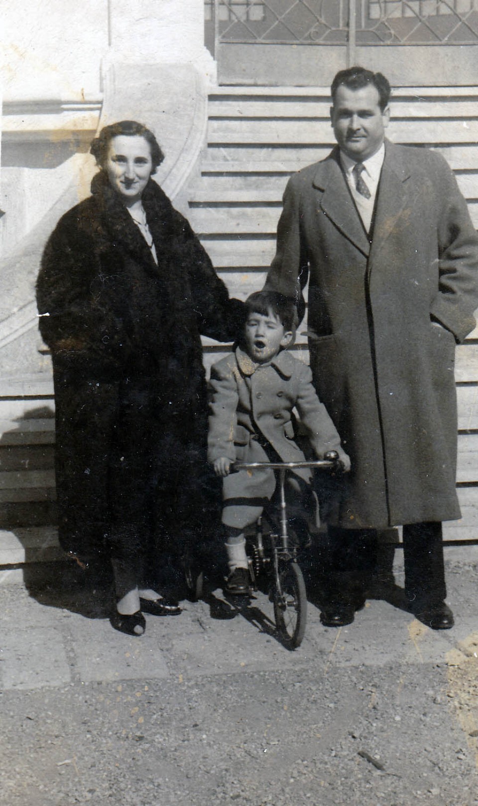  Iñaki, aita eta amarekin. Deba, 1951 