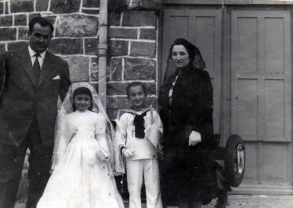 Jaunartzean, guraso eta arrebarekin. 1955eko apirila