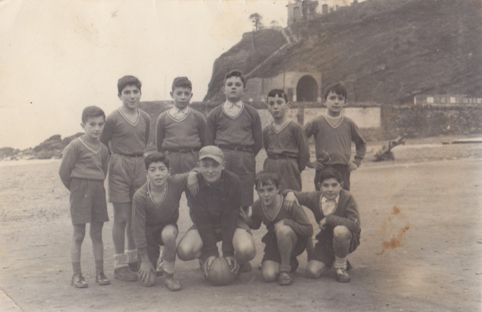 Futbolean hondartzan. Deba, 1956