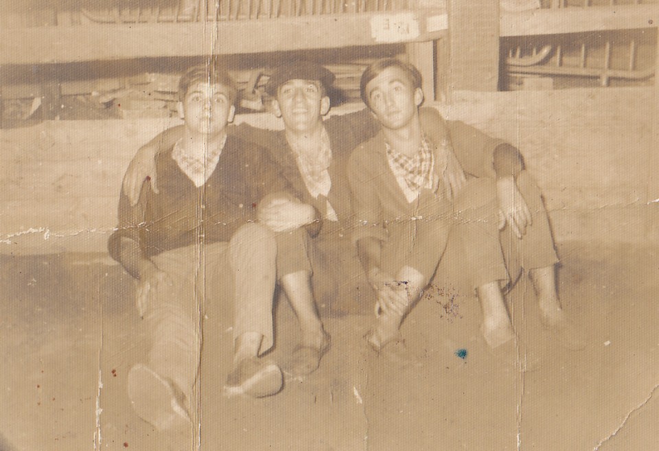 Sebastian Aperribai eta Javi Arostegirekin. Deba, 1967