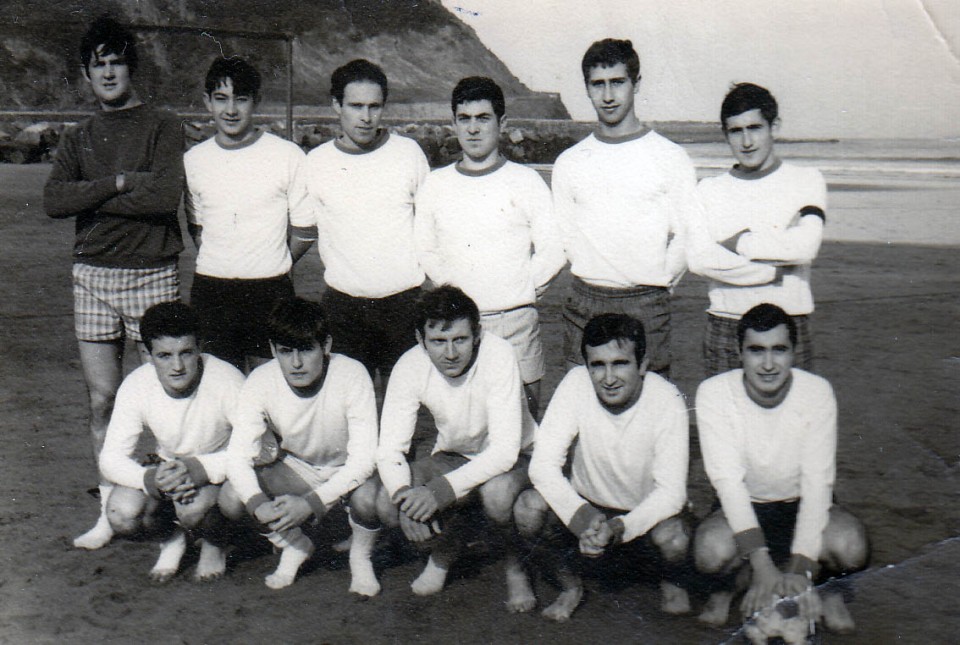 Hondartzan, futbol taldearekin. Deba, 1968