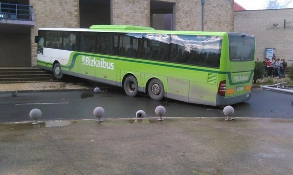 Autobús que ha chocado contra la facultad de Bellas Artes de Leioa.