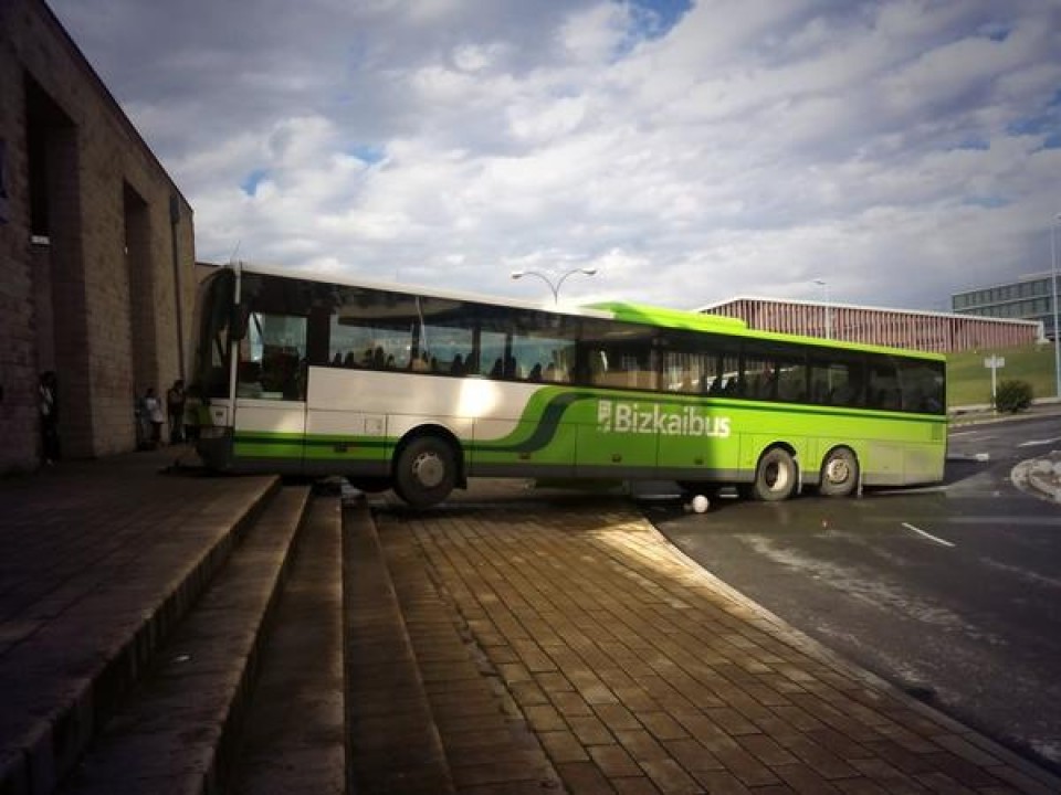 Autobus istripua Leioan // Accidente de autobús en Leioa