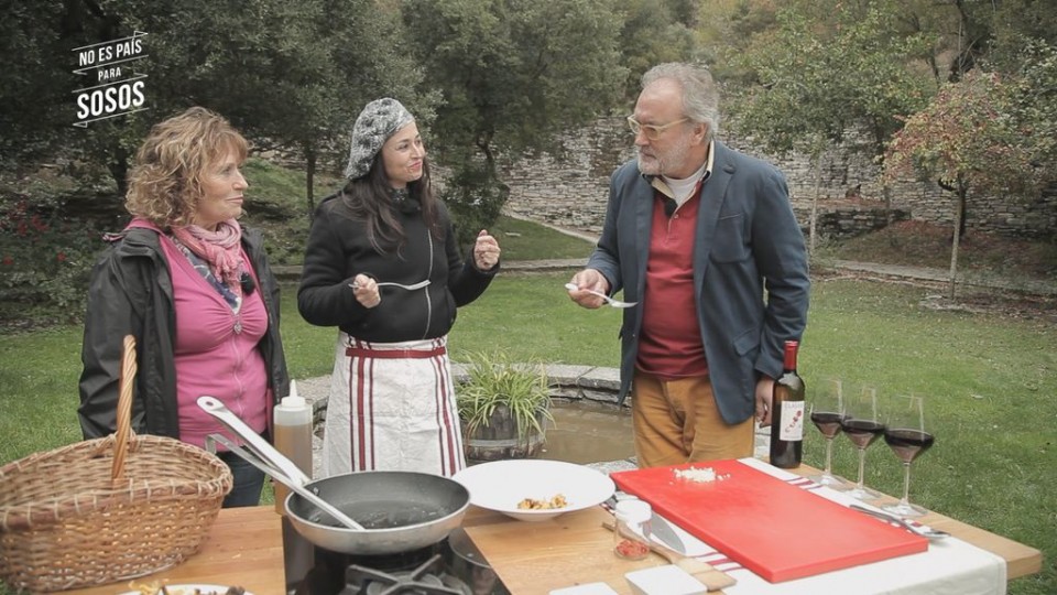 Trespondeko lorategi botanikoan janaria prestatzen, Leyre Berrocalekin.