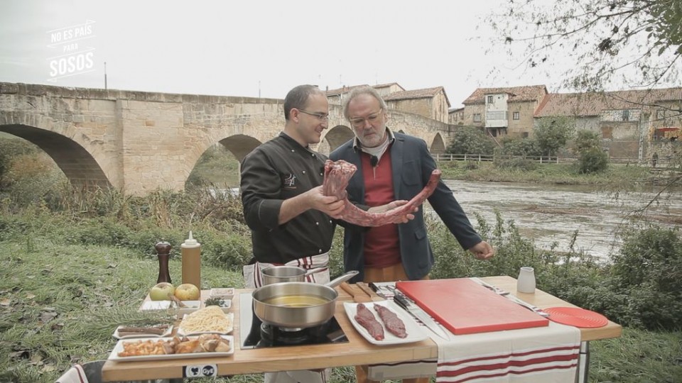 Ostruka eta kangurua prestatzen lagunduko dio Anderrek El Viso jatetxeko sukaldariari.