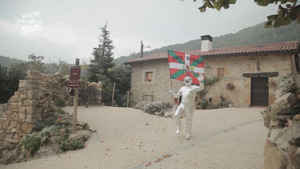 Euskal astronautaz mozorrotu da Ander.