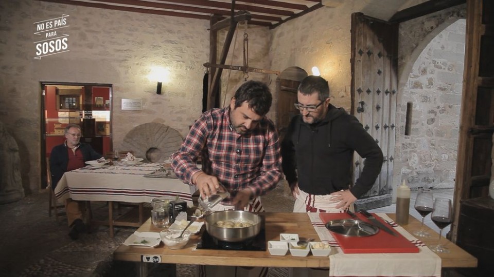 Ander, Gorka Aginagaldek proposatutako erronkarako janaria prestatzen.