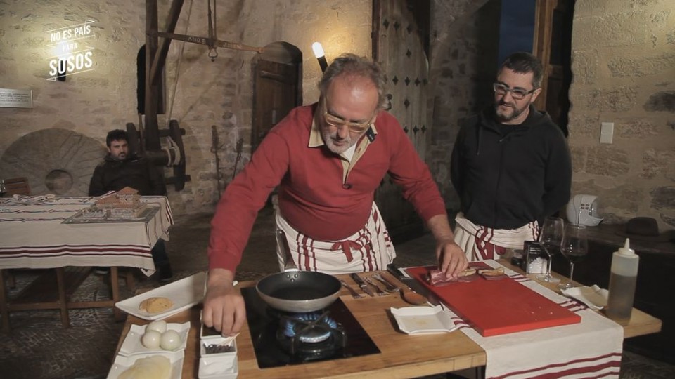 Ramon janaria prestatzen, Gorka Aginagalde eta Ander begira dituela