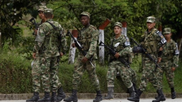 Soldados colombianos patrullan tras el secuestro del general. Foto: EFE