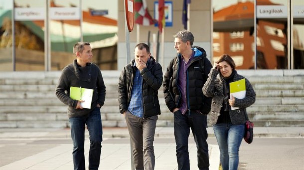 Los representantes de EH Bildu, a su salida de la sede del Ejecutivo vasco en Vitoria-Gasteiz. EFE