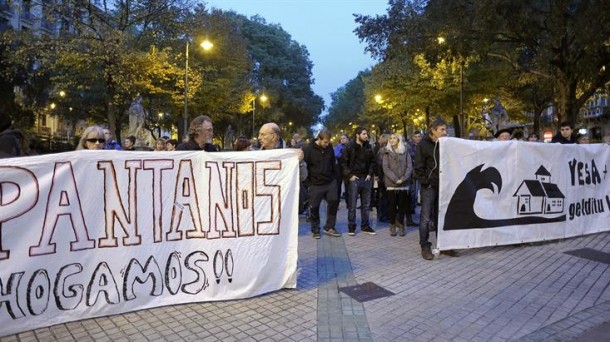 Protesta de las plataformas Yesa+No y Río Aragón. Foto: EFE