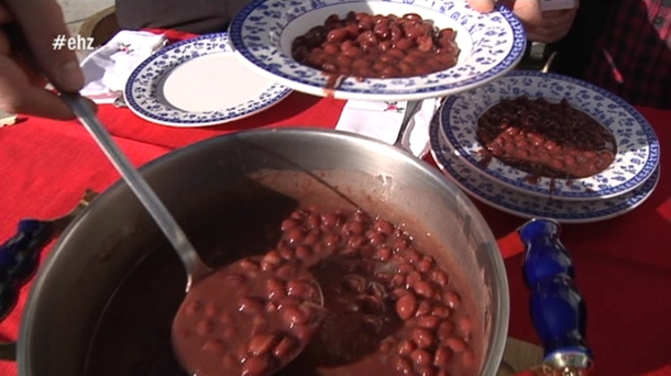 Asteasuko babarrunak jango dituzte Viggo Mortensen eta Ariandna Gil-ek