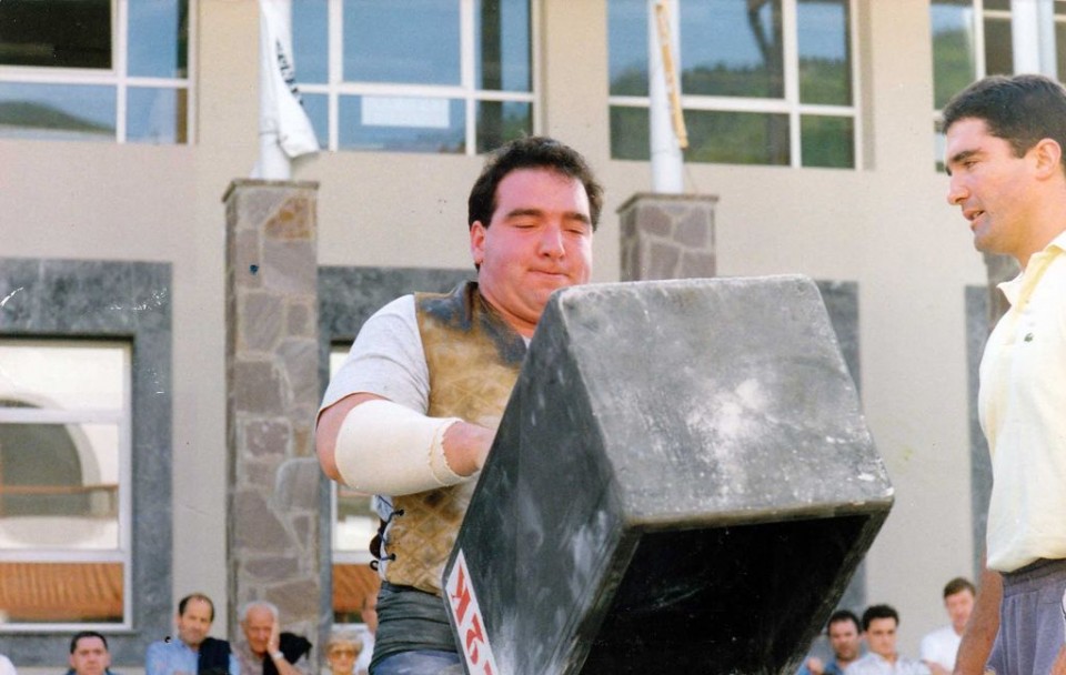 Mieltxo, 322ko harria altxatzen, bere anaia Nartxirekin. Berastegi, 1993