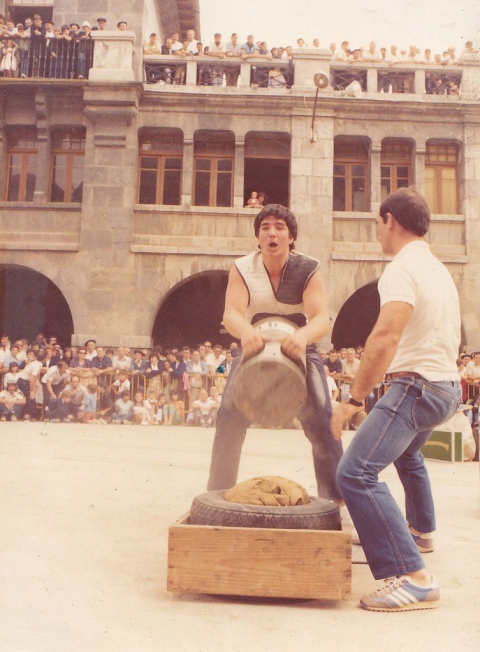 Mieltxo, Gabriel anaiarekin herriko plazan. Leitza, 1983